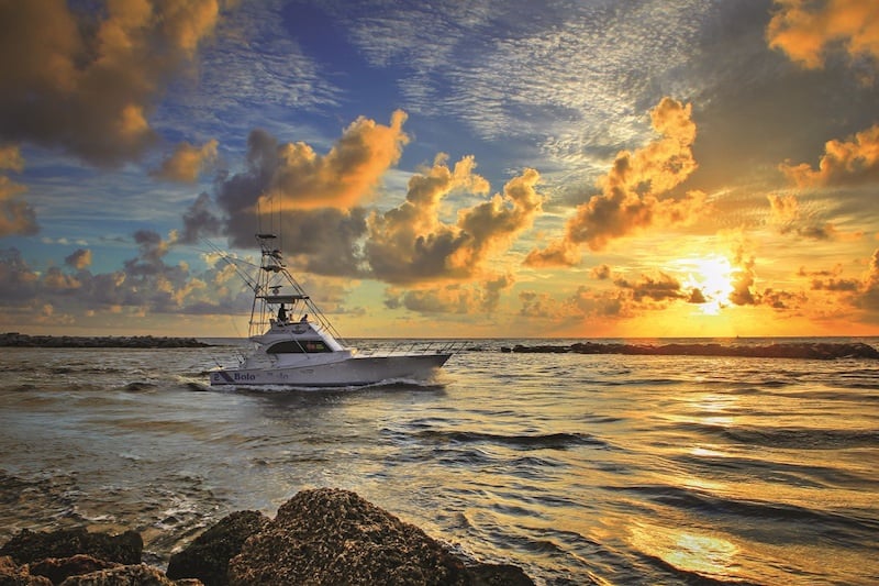 Boat-Going-Fishing-During-Sunrise-at-the-Pompano-Inlet-Florida-Original_800X522.jpeg